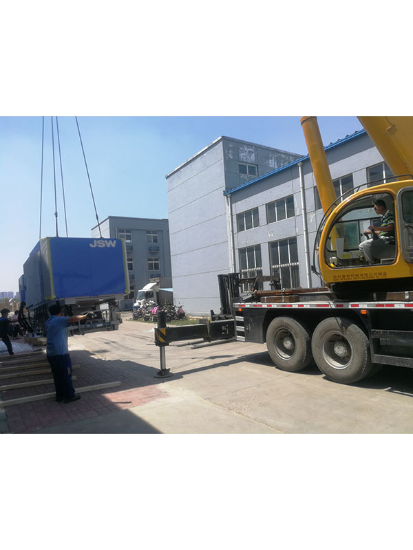 精密設備掏箱就位